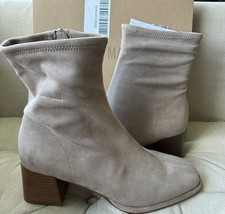 New In Box Woman's Boots Steve Madden Pammy Taupe Sz 9.5