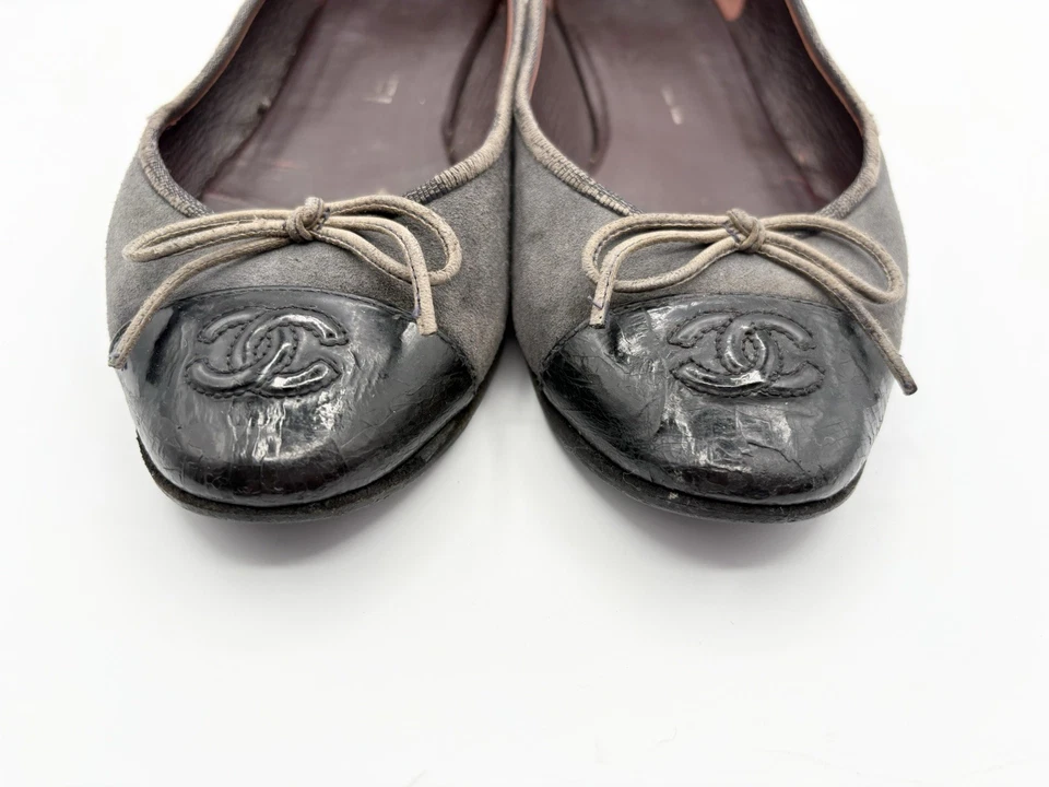 Chanel Ballet Pisos Gris Gamuza con Charol Puntera Logo CC Talla EU 36C Foto 3 de 4