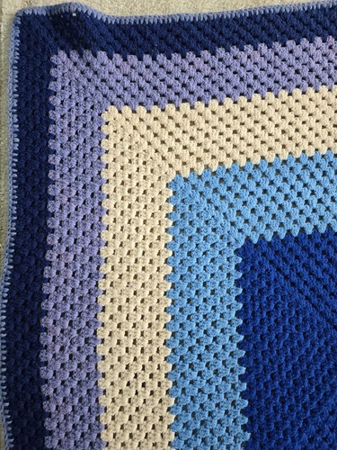 Handgefertigte gehäkelte Granny Square Decke Afghan Überwurf 52"x52" blau creme - Bild 6 von 11