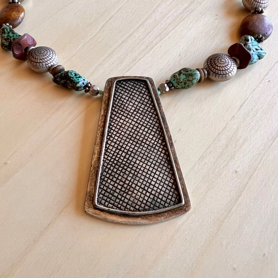 Collar Colgante Arte Popular con Estaño, Cuentas de Madera y Turquesa, Pieza de Arte NUEVO Foto 2 de 4