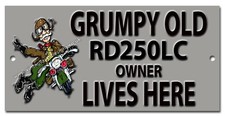 M&Uuml;RRISCHES ALTES RD250LC BESITZER WOHNT HIER BLECHSCHILD. MOTORRAD / BIKER HUMOR.