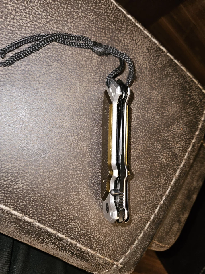 Navaja de bolsillo táctica grande Frost Cutlery Foto 3 de 4