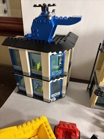 LEGO City Builds Capital City 60200 Museum Hotel Police 60141 Bank 60140 Cars