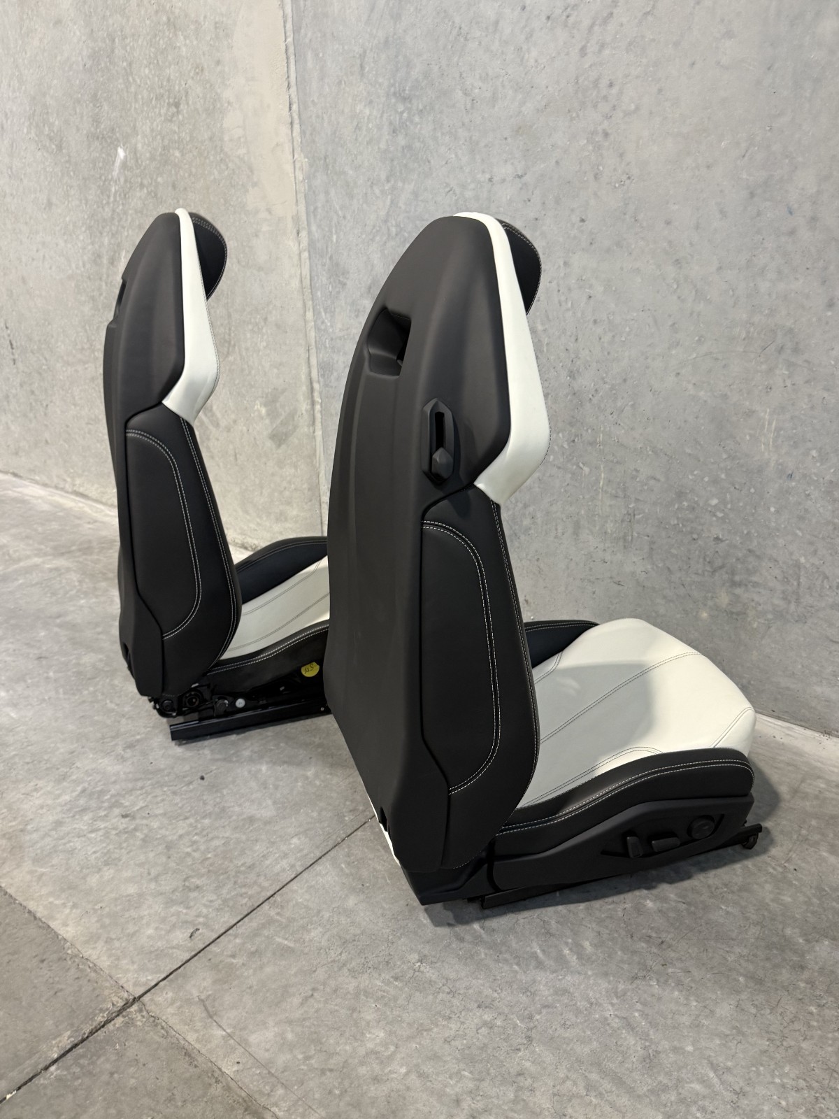 2015 Lamborghini Huracan OEM Seats – Black / White Leather (Pair)