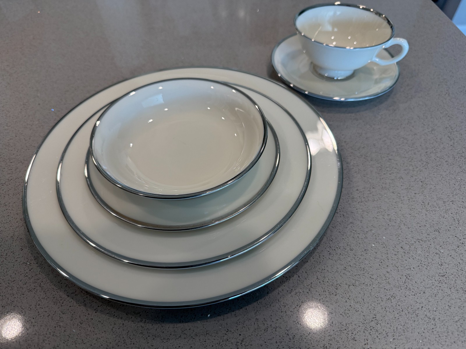 Lenox Montclair B501 Platinum Trim &ndash; Service for 8 &ndash; 48 