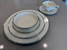 Lenox Montclair B501 Platinum Trim – Service for 8 – 48 Pc Dinnerware Set