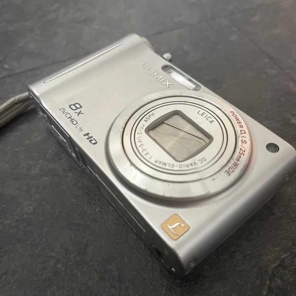 Fotocamera digitale compatta Panasonic LUMIX 8x Zoom HD argento in vendita ora - Immagine 2 di 4