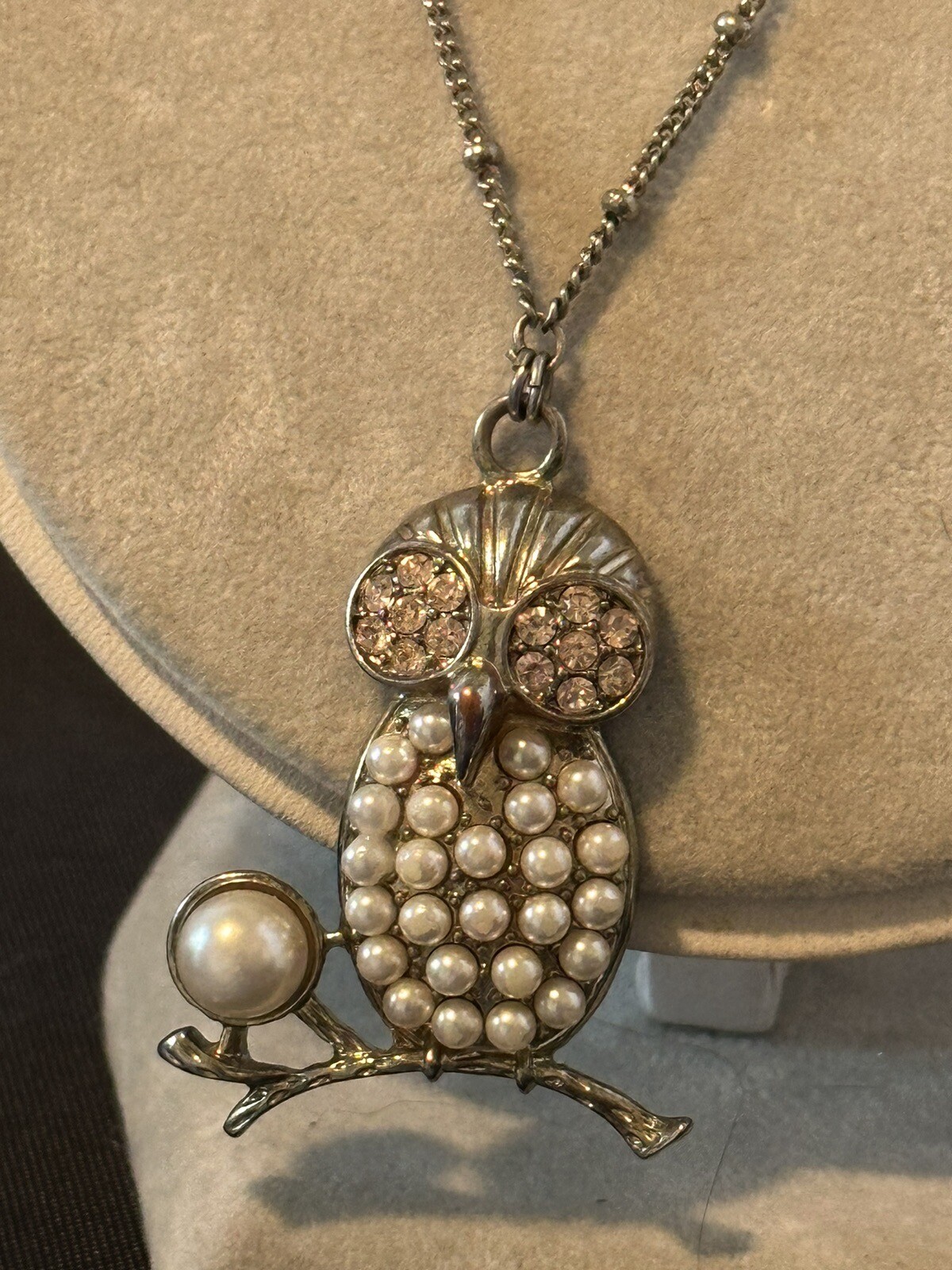 VTG GOLD PLATED FAUX PEARL & RHINESTONE 34” LONG OWL NECKLACE COSTUME