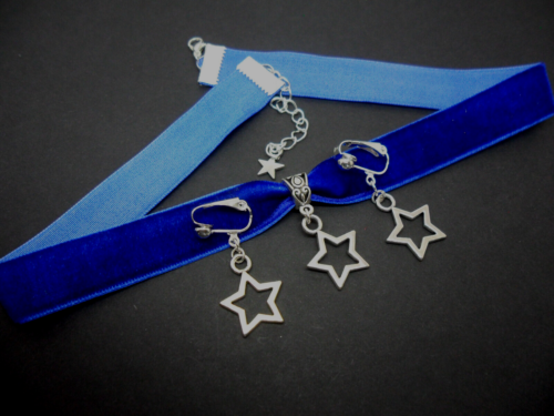 A LADIES BLUE VELVET STAR CHOKER NECKLACE & CLIP ON EARRING SET. - Afbeelding 1 van 1