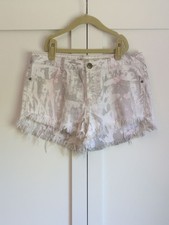 Free People Icing Wash Distressed Denim Shorts Size 29 Frayed Hem Boho