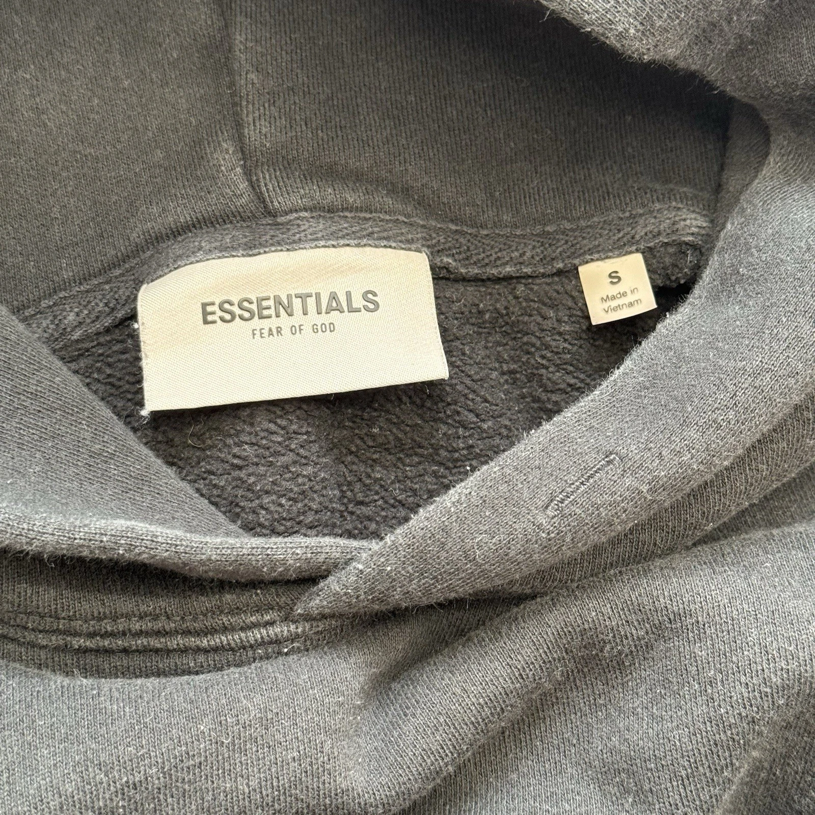 Felpa con cappuccio Fear of God Essentials nera con applicazioni taglia S