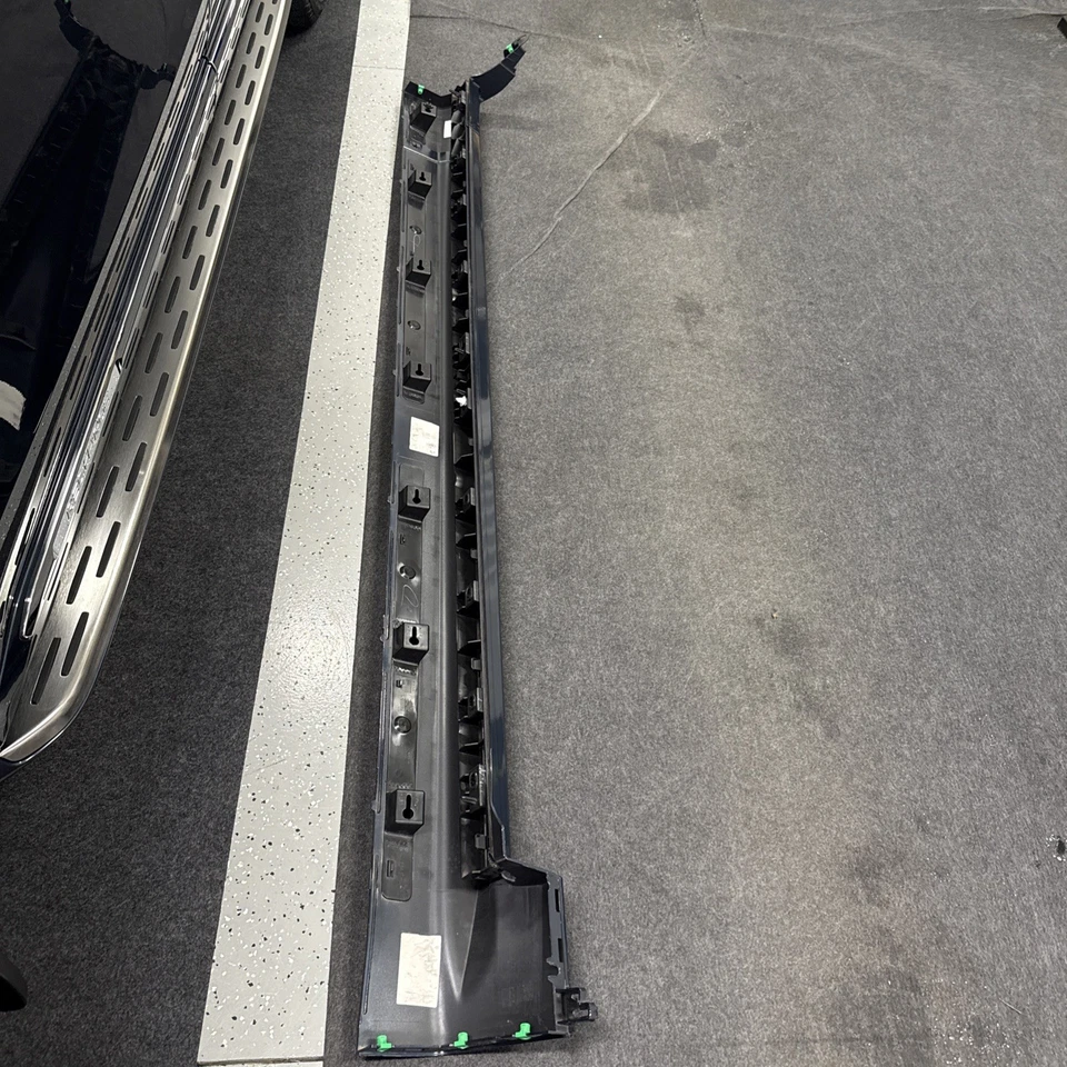 Volvo XC90 2024 alféizar lateral izquierdo y derecho - también conocido como faldón/panel basculante moldeado OEM Foto 4 de 4