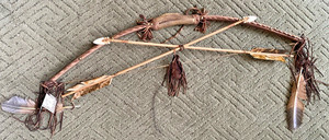 NATIVE AMERICAN INDIAN HAND CRAFTED BOW AND ARROW WALL HANGING
