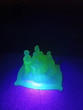 Uranium Glass MARTHA WASHINGTON POWDER JAR Lid GLOWS *** READ ***