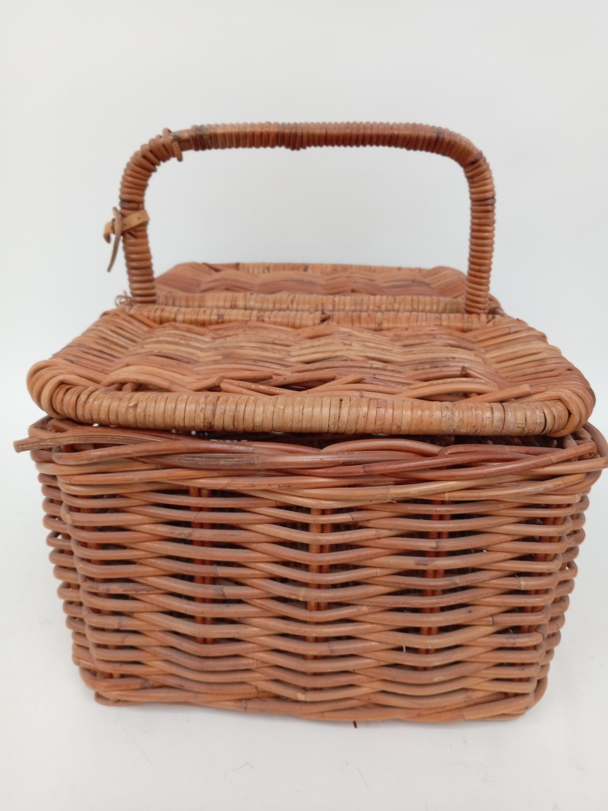 Harrods London Large Wicker Picnic Basket Light Brown Preowned 19"x15