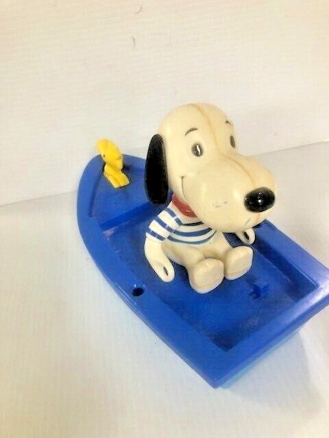Vintage Peanuts SNOOPY & Woodstock in Boat Plastic Determined
