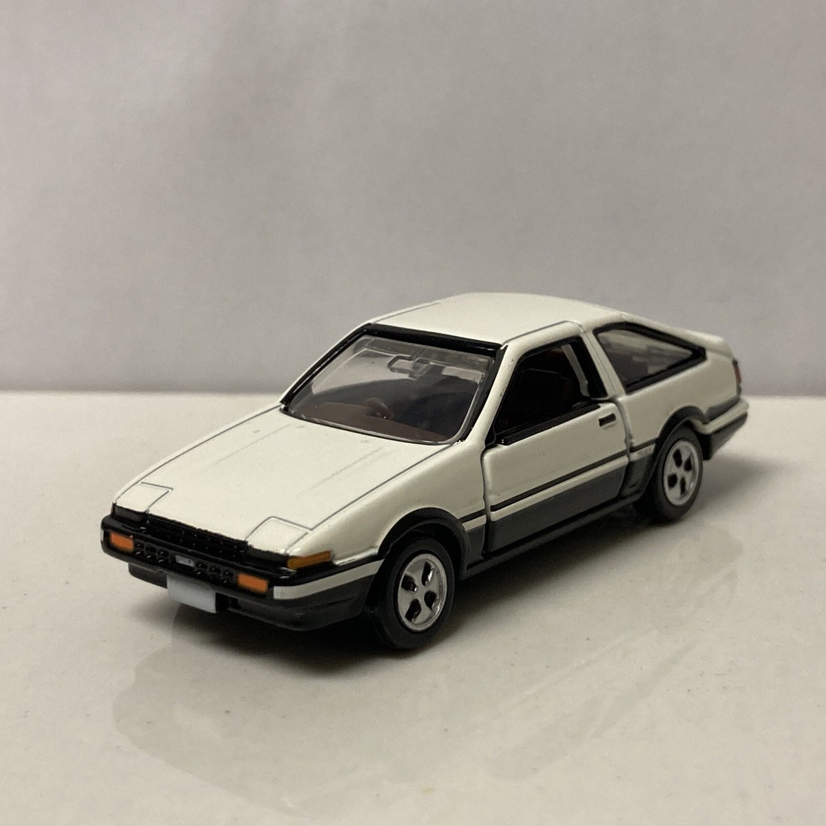 1984-1987 Toyota Sprinter Trueno AE86 Collectible 1/64 Scale