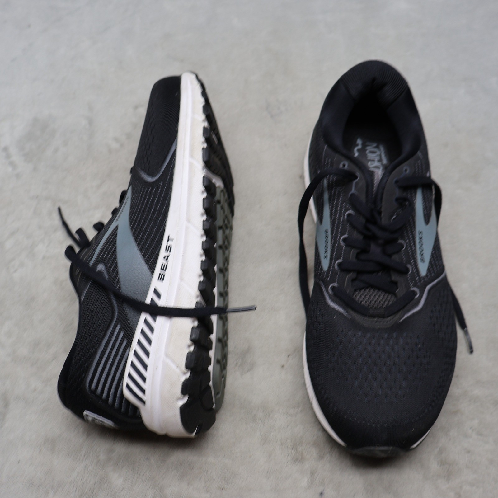 Brooks Mens 12 2E Running Shoes Black Beast 20 Lightweight Cushioned Athletic