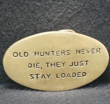 XE19101 VINTAGE 1970s OLD HUNTERS NEVER DIE THEY JUST STAY LOADED BELT BUCKLE