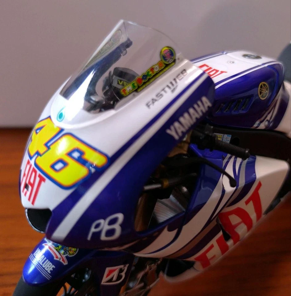 Minichamps Yzr-m1 Valentino Rossi 2010 1/12 Scale Diecast Motorcycle Model - Image 3 of 4