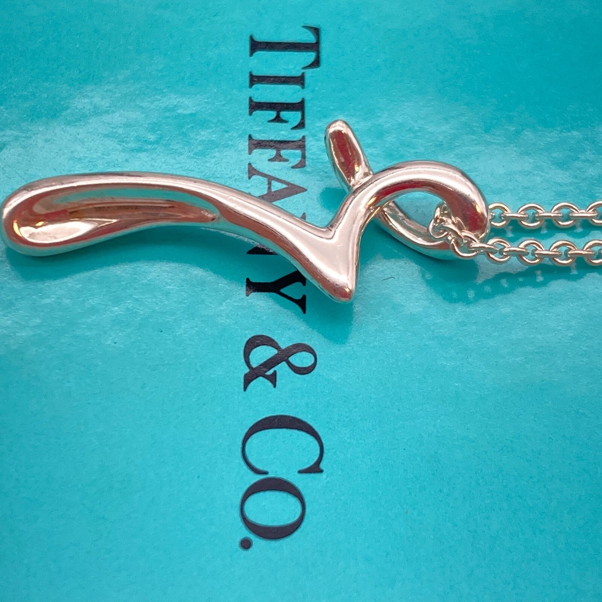 Tiffany & Co. PERETTI シルバーブローチ　「r」 Tiffany & Co. PERETTI シルバーブローチ 「r」 - メルカリ