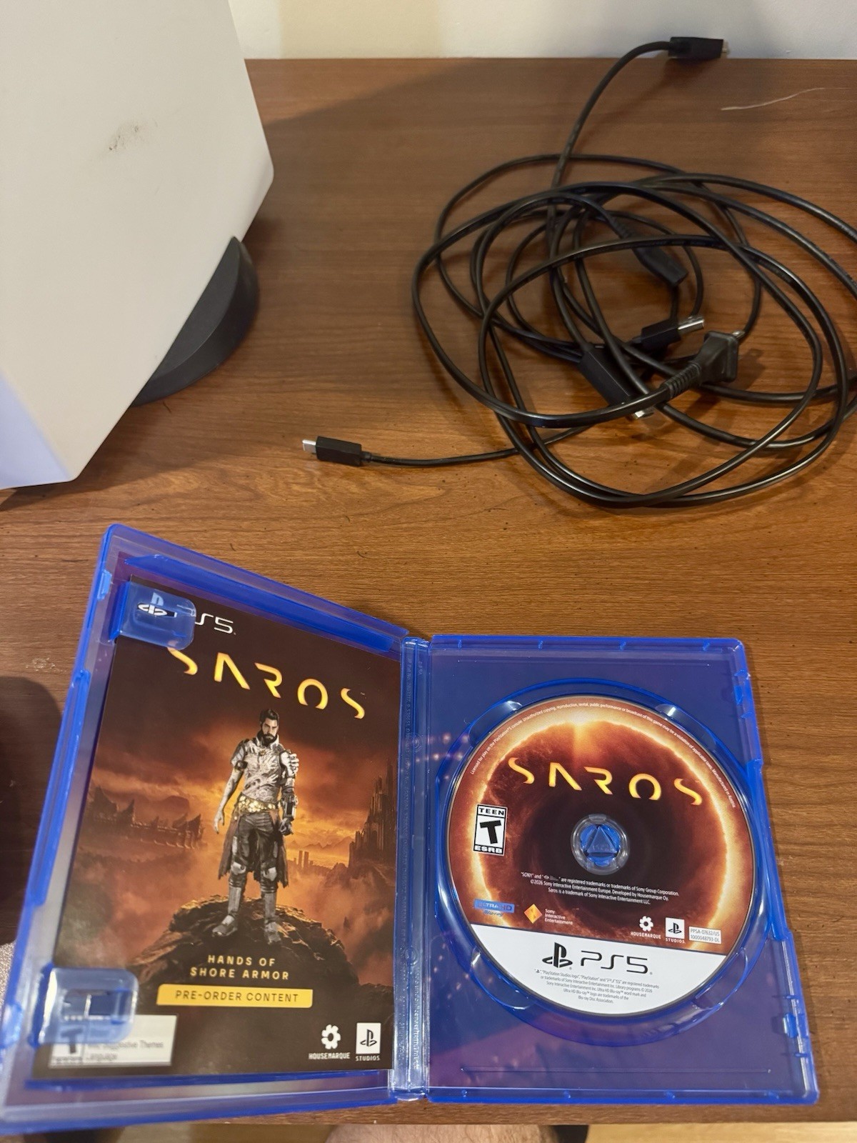 Sony PlayStation 5 Disco PS5, 3 Controller, 1 Gioco SAROS, Cavi, SSD da 825 GB foto 3