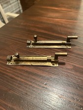 2 mosiężne śruby drzwiowe z odzysku szyją