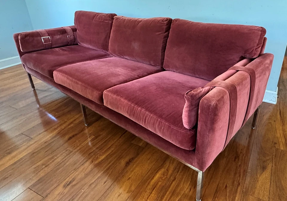 Sofá Florence Knoll Attrib 3 Lugares Veludo Vermelho Fivela Braços com Cinto Cromado MCM Sofá - Imagem 3 de 4