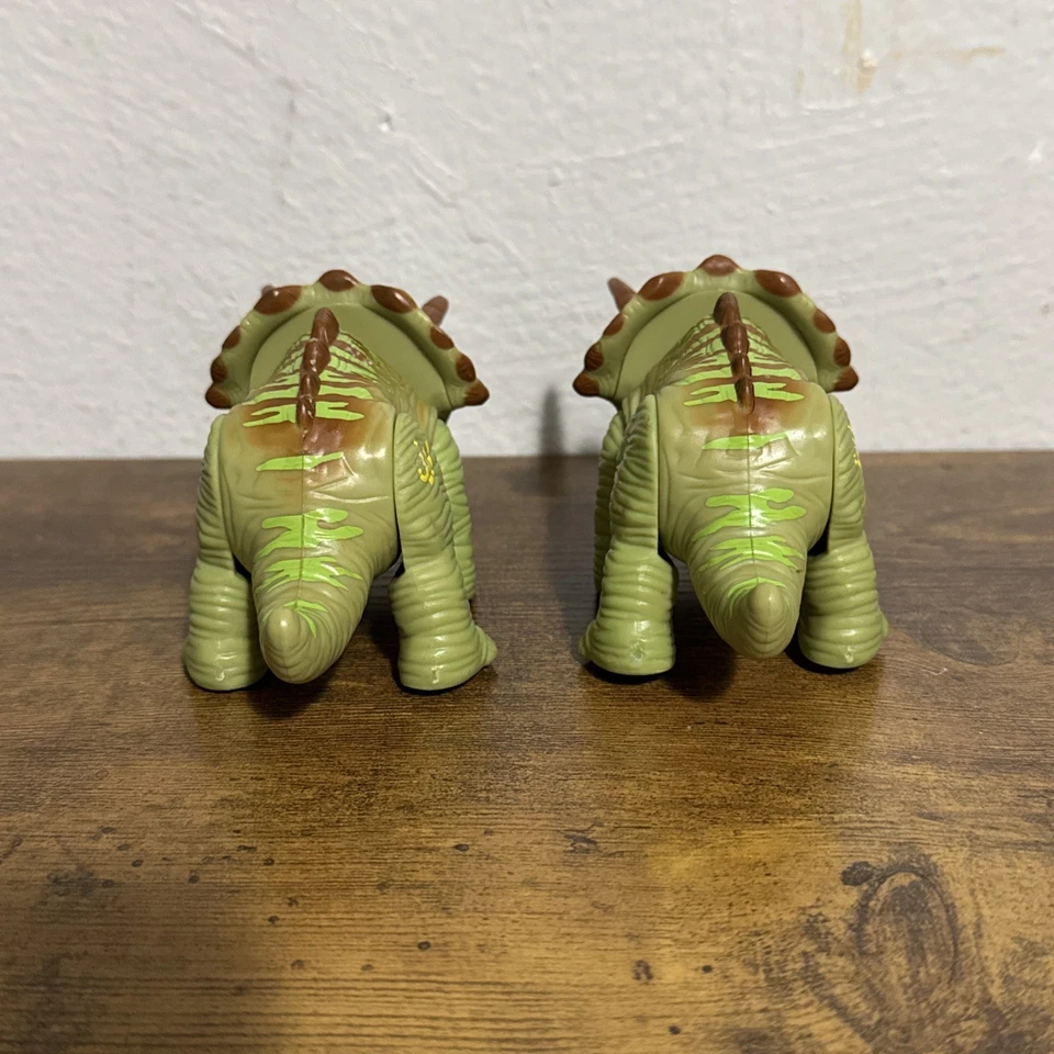 2x Figura de acción Playskool Heroes Jurassic World verde Triceratops Foto 3 de 4
