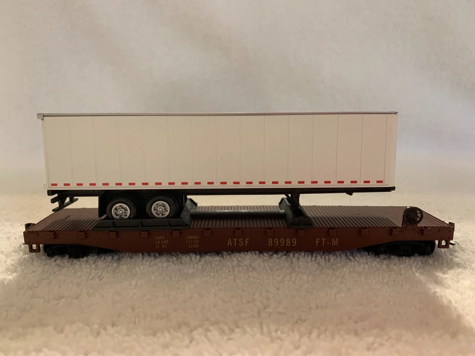 Model Power #98362 HO Scale Santa Fe 50' Flat Car w/40' Trailer #ATSF 89989 - Image 2 of 4