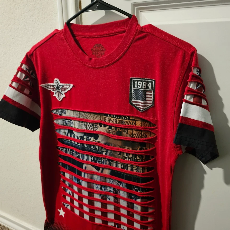 Camiseta Bleecker Mercer Roja Gráfica Para Hombre Pequeña Envejecida Estampado Bandera Americana Foto 2 de 4