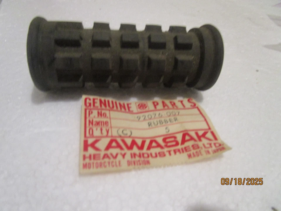 Nuevo de Lote Antiguo Kawasaki C2SS C2TR F3 F4 OEM Reposapiés Trasero Goma PN:92076-007 Foto 4 de 4