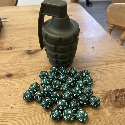 30 Spin Down Würfel im Handgranatenbehälter