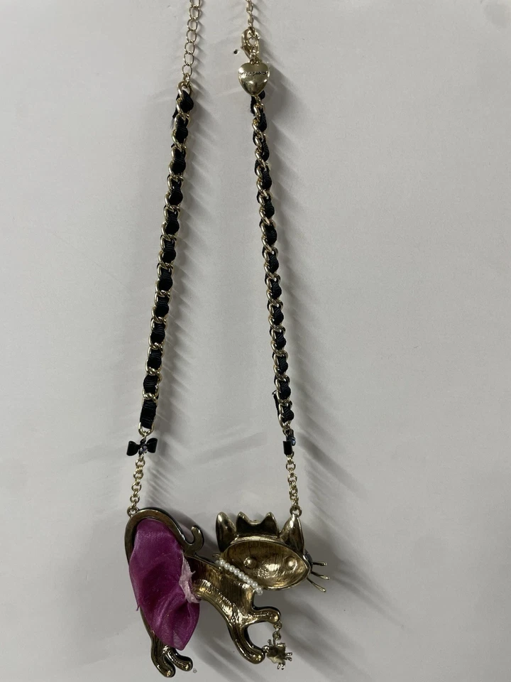 Collar Betsey Johnson Precioso Gato Negro Grande con Tutú Rosa e Incrustación de Cristal Foto 4 de 4