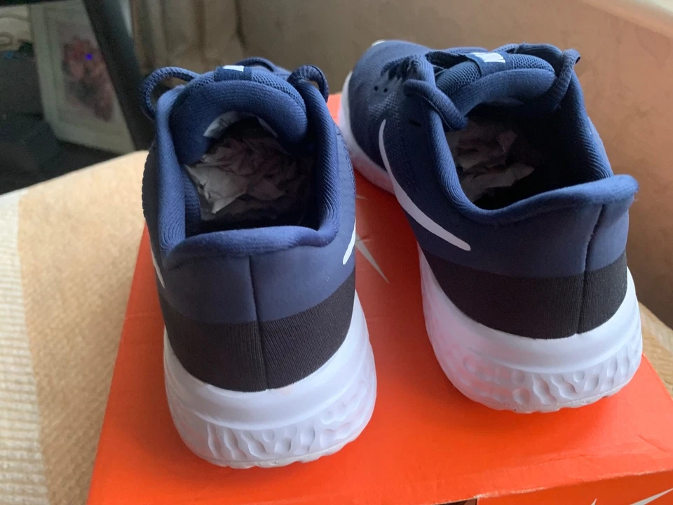 LADIES NIKE REVOLUTION TRAINERS SIZE 3.5 NAVY - Image 3 of 4