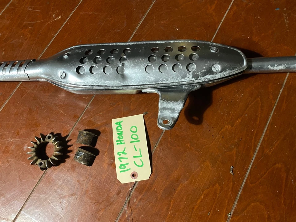 Bonito tubo de escape Honda CL100 1972 y 1973 vintage con accesorios de montaje OEM Foto 2 de 4