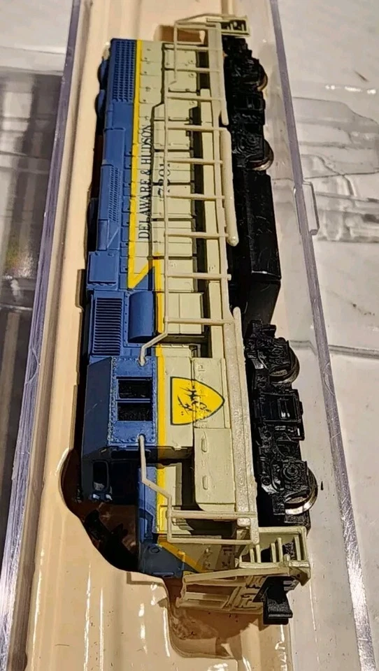 Life-Like N Scale GP38 Locomotive D&H #7301 - Image 4 of 4