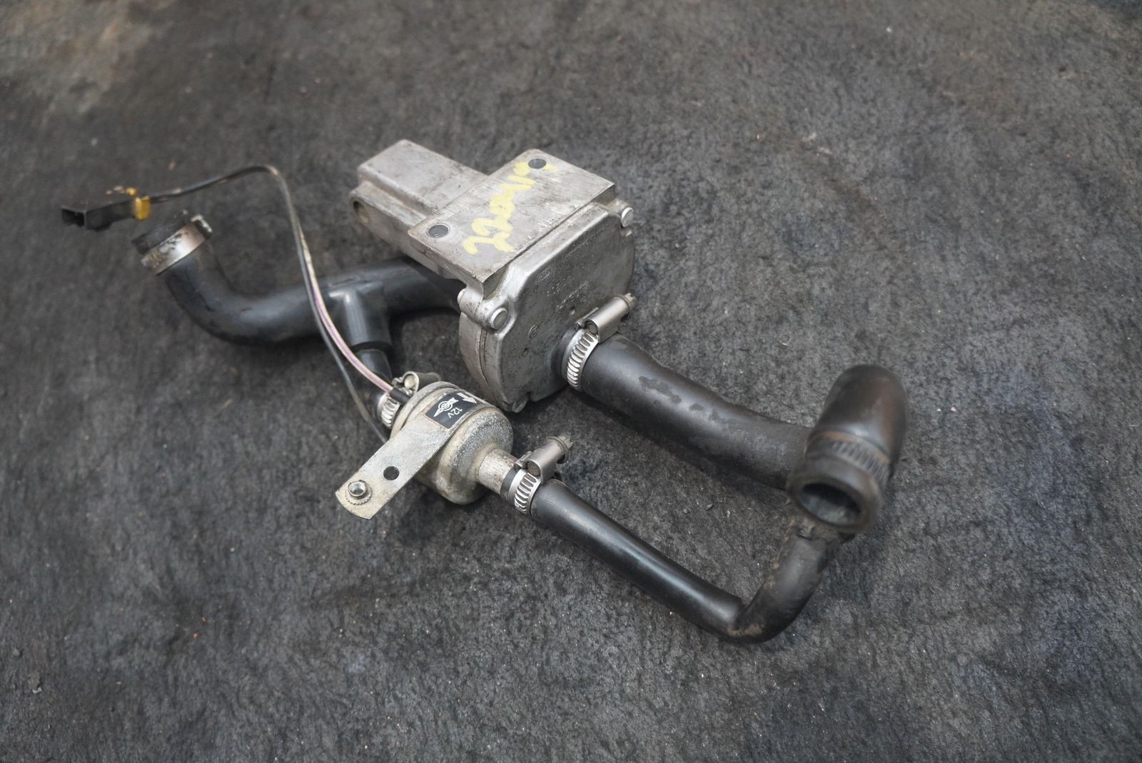 Fuel Injection Auxiliary Air Valve UE70133 OEM Bentley Mulsanne S 1988