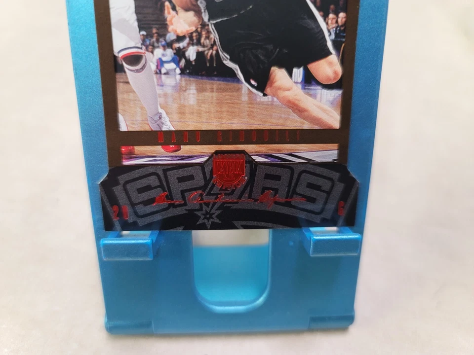 2004-05 Fleer NBA Limited Skybox LE Manu Ginobili /50 DieCut - Imagem 3 de 4