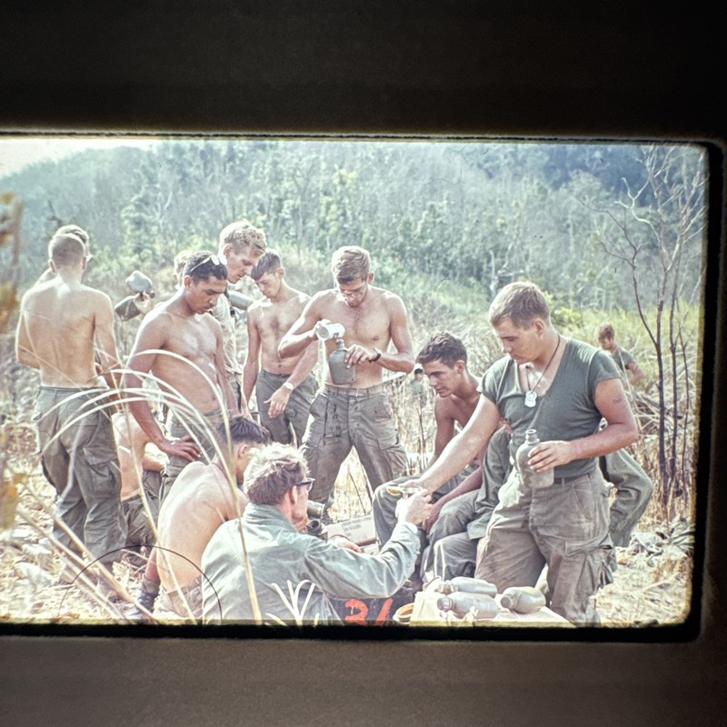 1968 Vietnam War Original Color Slide U.S. Soldiers Field Break Unknown Unit