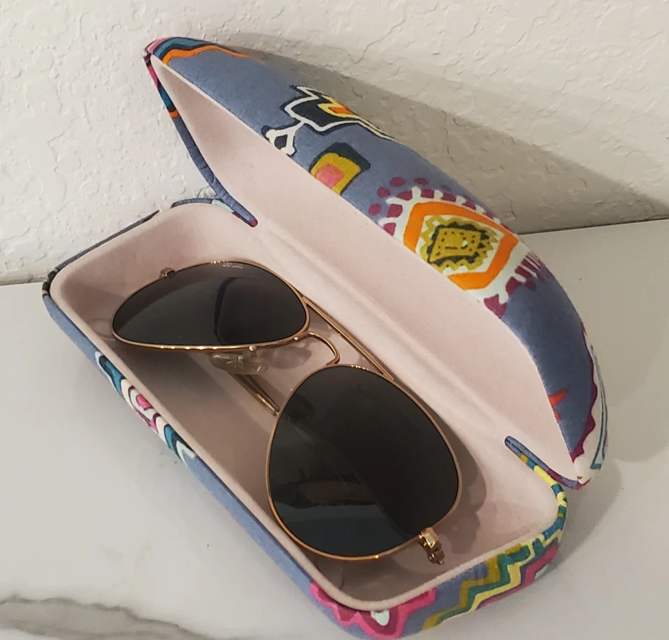 Vera Bradley Hard Shell Magnetic Eyeglass Case Blue Painted Medallions Pattern - Image 2 of 4