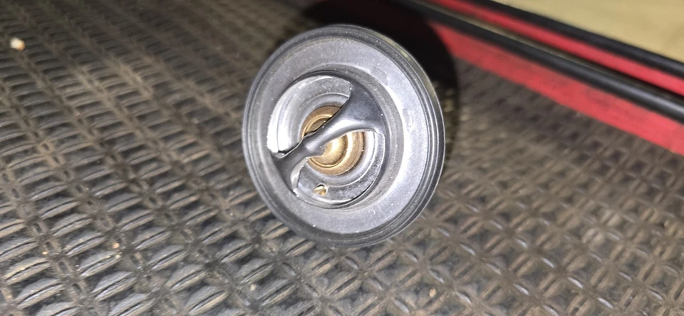 Nuevo 2004-2018 Dodge, Ram, Jeep, Chrysler 5.7 HEMI V8 termostato de motor de gasolina, fabricante de equipos originales Foto 2 de 2