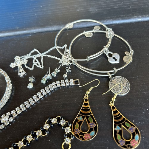 Mixed Lot Vintage Jewelry Necklaces Bracelets Earrings Rings Rhinestones 20 Pc. - Picture 4 of 7