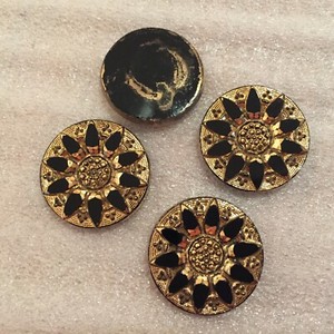 Authentic AM962 STUNNING 22mm black & gold plated glass cabochons w/raised design,FB(4)