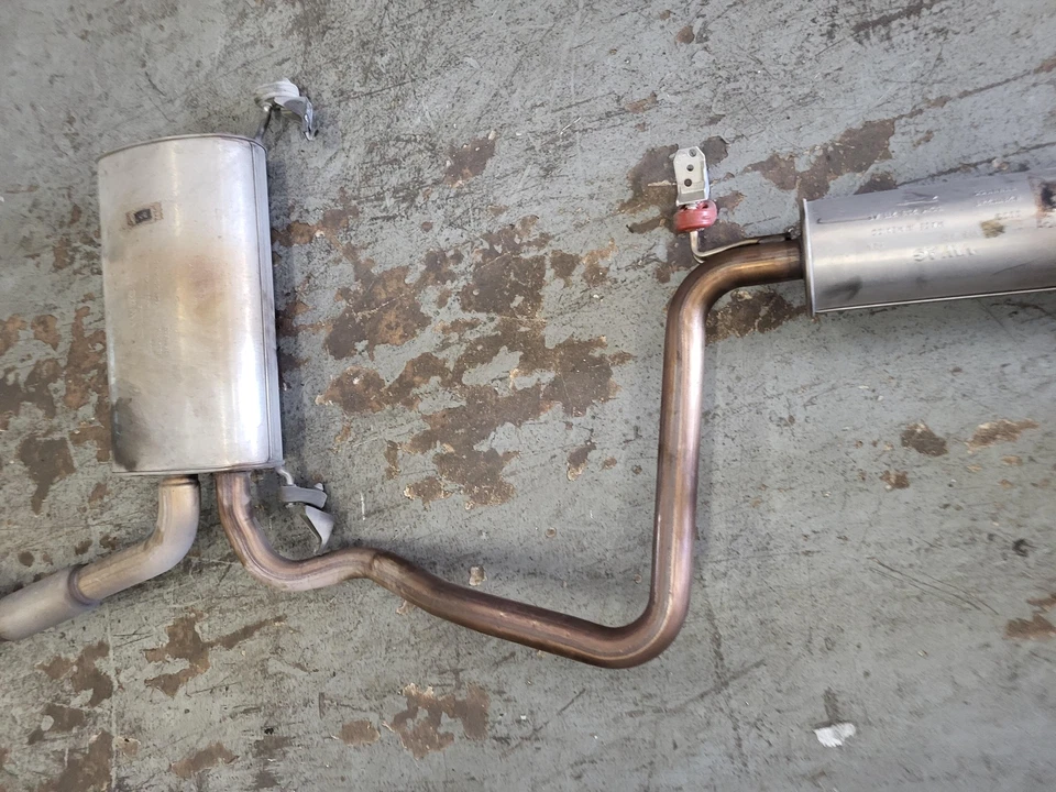 Silenciador de escape con tubo usado OEM 2024 Volkswagen Jetta 1.5L S Foto 3 de 4