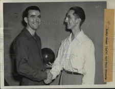1944 Press Photo Buddy Bomar (left) and Paul Krumske won bowling championship