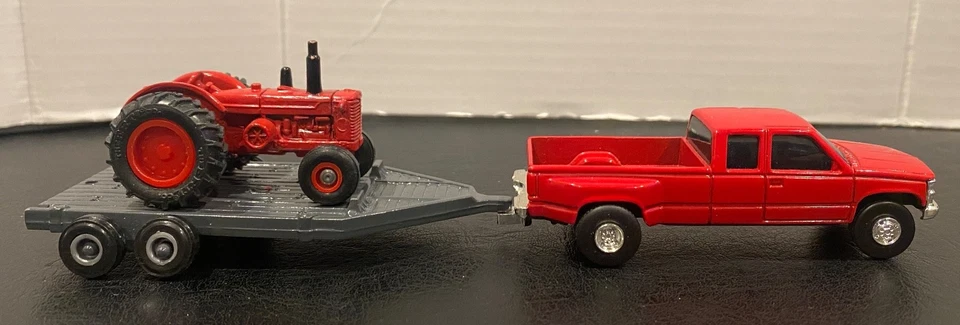 Vintage 1995 ERTL GMC Pickup w/ Case IH Farm Tractor&Trailer 1/64 Scale Diecast - Image 4 of 4