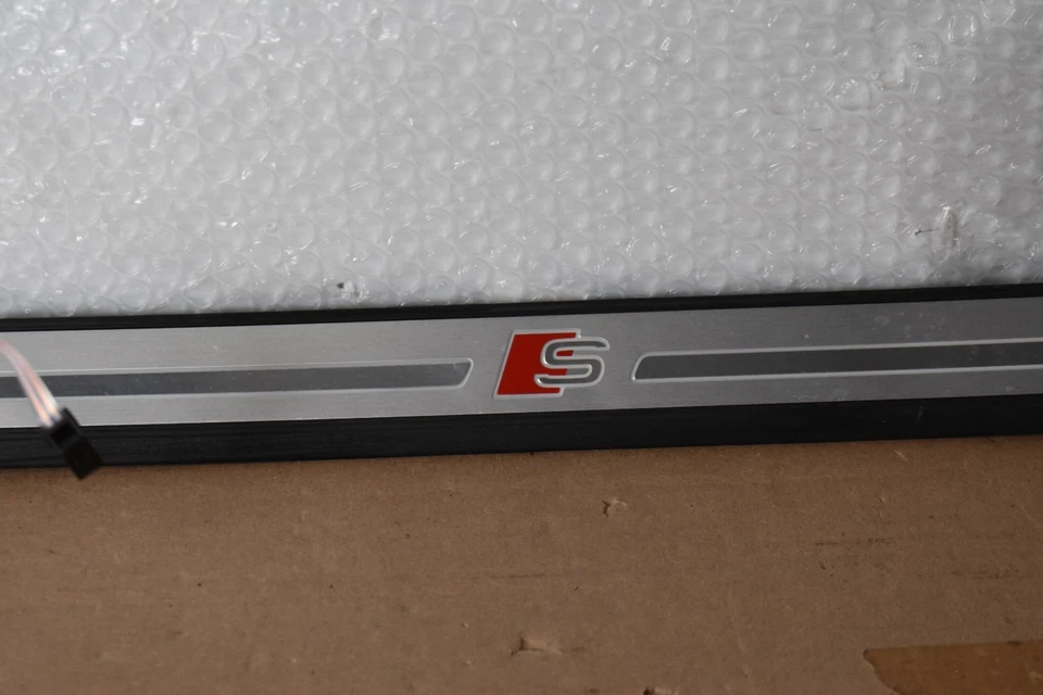 Placa de arranhão AUDI S4 PREMIUM PLUS LADO ESQUERDO 2018-2025 FABRICANTE DE EQUIPAMENTO ORIGINAL 8W0 947 417 A - Imagem 3 de 4