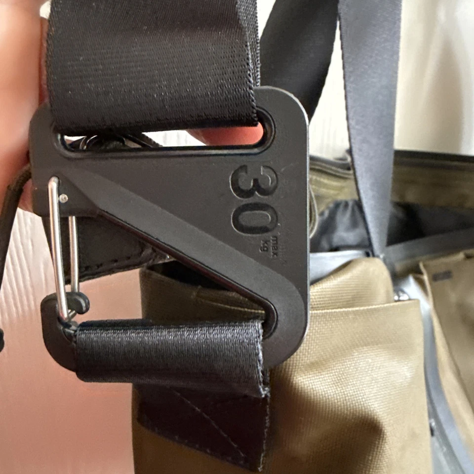 Bolso Mensajero Nike Tech Bonded Encerado Oliva Sequoia Negro Foto 4 de 4