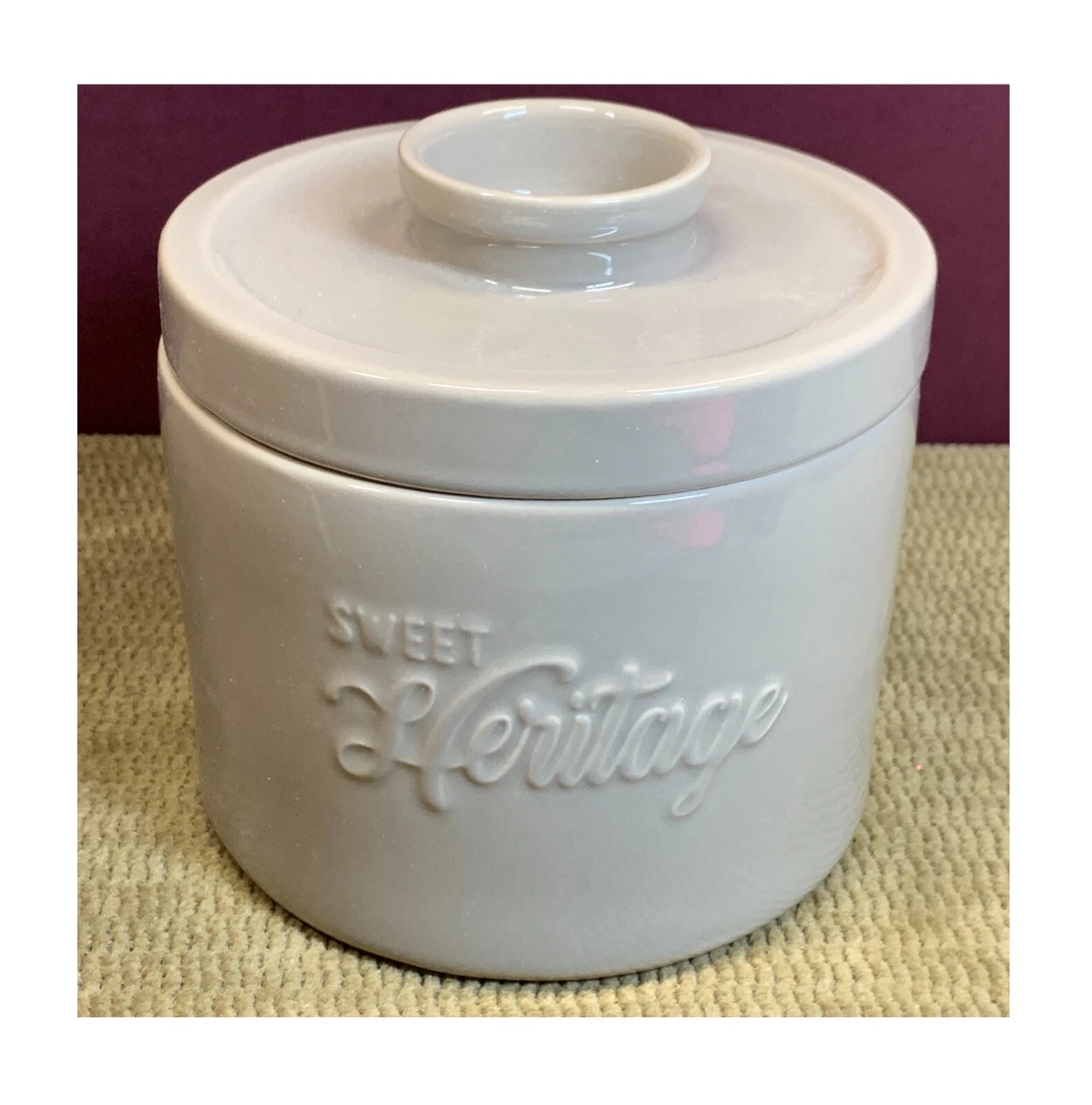 CARLA HALL "SWEET HERITAGE" CROCK GREASE HOLDER W/STRAINER POUR SPOUT ON RIM